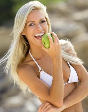 дівчина їсть яблуко для схуднення на 10 кг на місяць