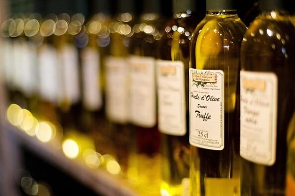 Оливкова олія служить джерелом вітамінів та корисних жирів