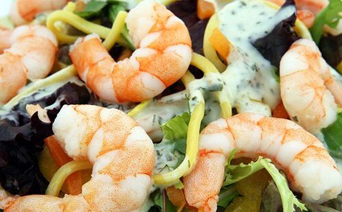 Салат з апетитними креветками та овочами в меню дієти Дюкана